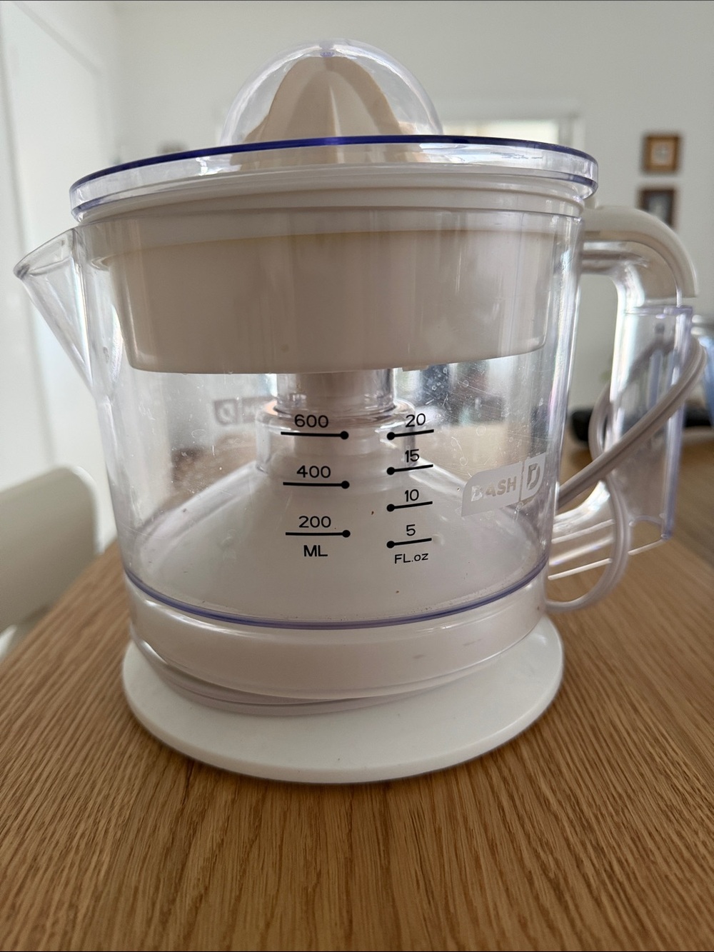 Dash White Electric Citrus Juicer with Pour Spout. Pre owned condition.
